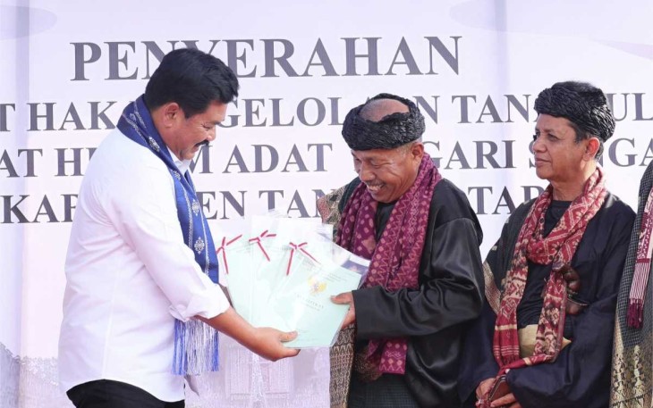 Menteri ATR/BPN Hadi Tjahjanto saat menyerahkan Sertipikat Tanah Ulayat di Kabupaten Tanah Datar, Provinsi Sumbar, Selasa (10/10)