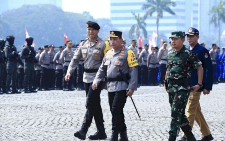 Kapolri Jenderal Listyo Sigit Prabowo saat pengecekan pasukan dalam apel gelar pasukan Operasi Mantap Brata di Jakarta, Selasa (17/10)