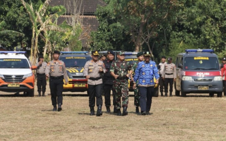 Dandim 0803/Madiun Letkol Inf Meina Helmi saat pengecekan pasukan apel pengamanan pemilu, Selasa (17/10)