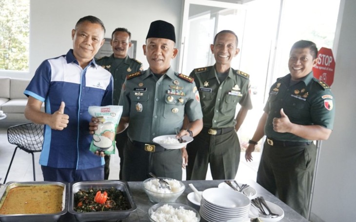 Danrem 081/DSJ Kolonel Inf H. Sugiyono saat mencoba hasil pangan dari beras porang, Selasa (17/10)