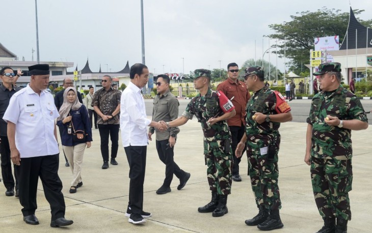 Danlanud Sutan Sjahrir Kol Nav Saeful Rakhmat menyambut kedatangan presiden Joko Widodo, Rabu (25/10)