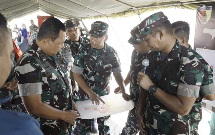 Pangdam V Brawijaya Mayjen TNI Farid Makruf saat menerima pemaparan aset TNI AD di wilayah Kodim 0819/Pasuruan, Rabu (15/11)