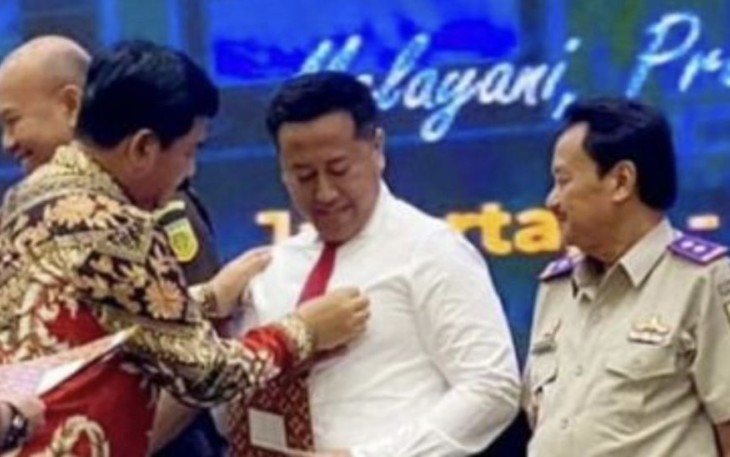 Menteri ATR/BPN Hadi Tjahjanto memberikan penghargaan pin emas satgas mafia tanah Polda Jatim, Surabaya, Jum'at (24/11)