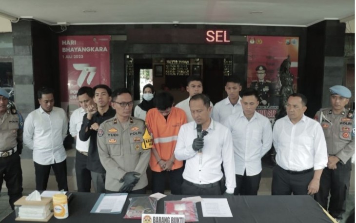 Kasat Resnarkoba Polresta Malang Kota Kompol E Wira DS saat memberikan keterangan di Mapolresta Malang Kota, Senin (27/11)