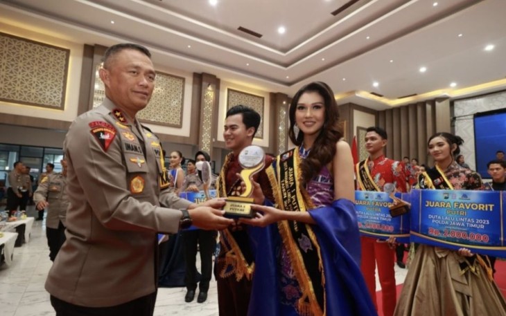 Kapolda Jatim Irjen Pol Imam Sugianto memberikan piala juara Duta Lalu Lintas tahun 2023, Rabu (29/11) 