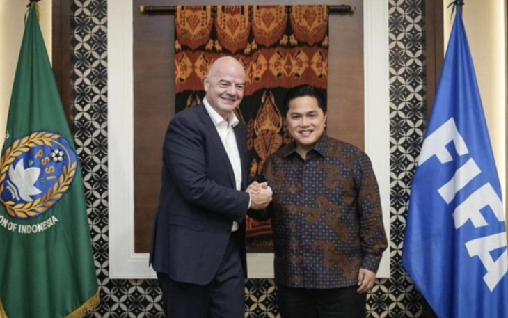 Presiden FIFA Gianni Infantino bersama Ketum PSSI Erick Thohir di Surakarta, Sabtu (2/12)