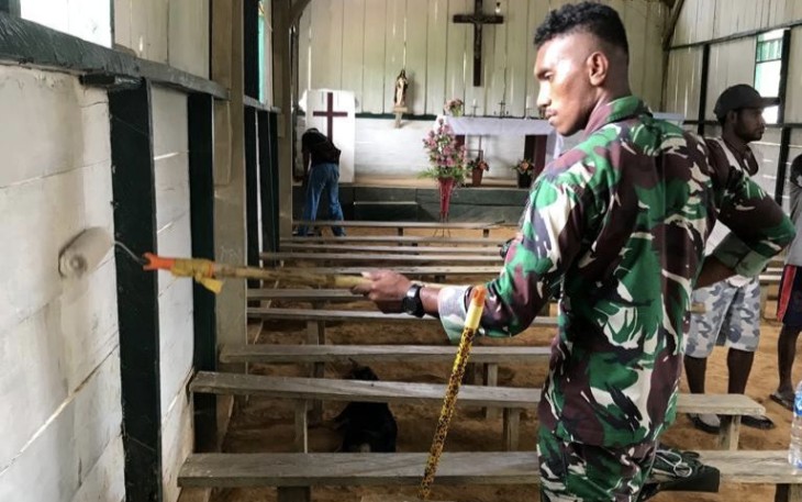 Pengecatan gereja sambut perayaan Natal di perbatasan, Jum'at (8/12)