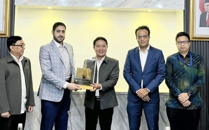 Dirjen PHU bersama Ketua ASEAN Bahrain Council (ABC), Shaikh Daij bin Isa Al Khalifa memberikan cenderamata usai audisi di Jakarta, Senin (11/12)