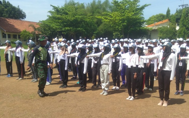 Babinsa memberikan materi baris berbaris kepada siswa SMKN 2 Pati