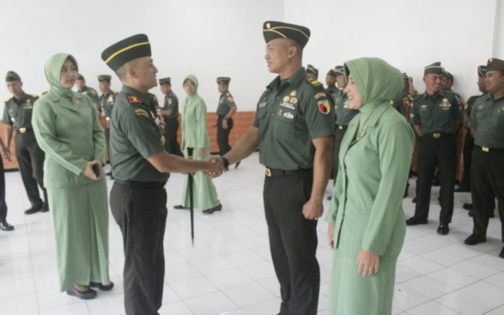 Dandim 0833/Kota Malang Letkol Arm Aris Gunawan saat memberikan ucapan selamat Ps Danramil 01/Klojen Lettu Inf Kieswo Sudigo usai upacara tradisi masuk satuan, Kota Malang, Rabu (27/12)