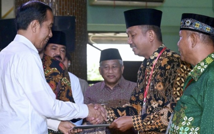 Presiden Joko Widodo menyerahkan 1.000 sertifikat tanah wakaf kepada para penerima yang dipusatkan di Masjid Agung Sidoarjo, Kabupaten Sidoarjo, Provinsi Jawa Timur, Rabu (27/12)