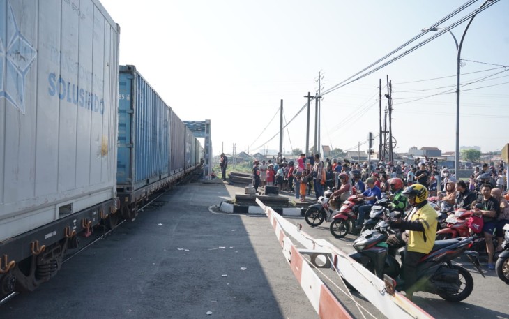 Jalur rel Jerakah-Semarang yang menjadi lokasi kecelakaan kereta api Brantas sudah bisa dilalui kereta api.