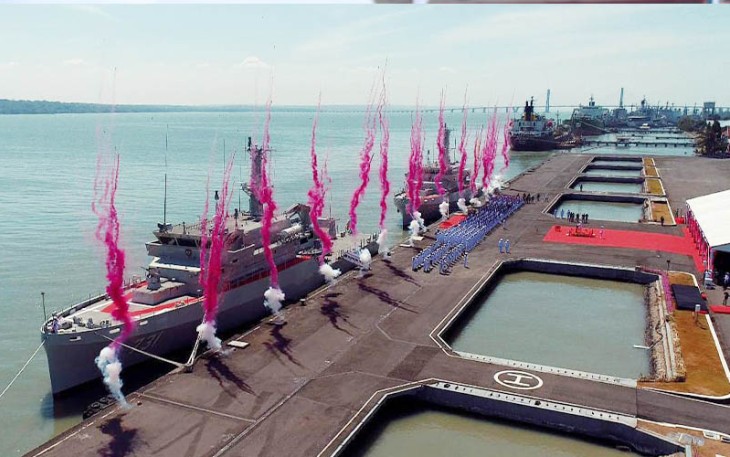 Kepala Staf Angkatan Laut (Kasal) Laksamana TNI Muhammad Ali meresmikan dua KRI terbaru masuk ke jajaran Armada TNI AL, Senin (14/08) di Koarmada II, Surabaya.     