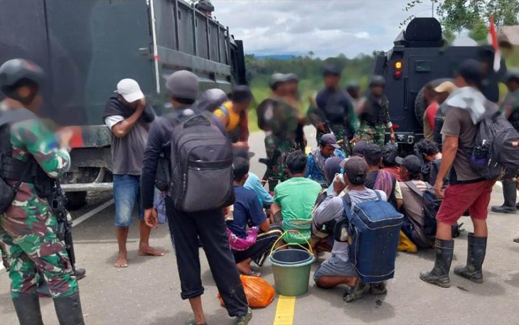 TIM Gabungan TNI saat melakukan evakuasi