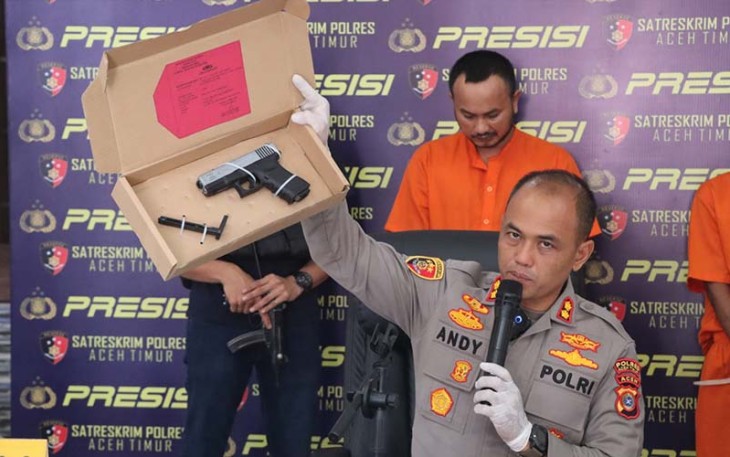 Kapolres saat tunjukan barang bukti pistol replika
