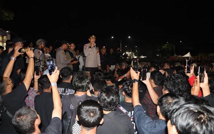 Kapolres Karanganyar AKBP Jerrold Hendra Yosef Kumontoy beraudiensi dengan para penonton, di De Tjolomadoe. Sabtu (22/7/2023) malam.