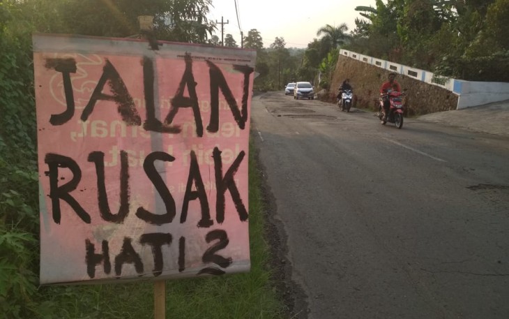 Salah satu kondisi ruas jalan penghubung di jalur wisata Karangpandan - Ngargoyoso yang rusak, tepatnya di wilayah Desa Puntukrejo, Ngargoyoso, Minggu (8/10/2023).