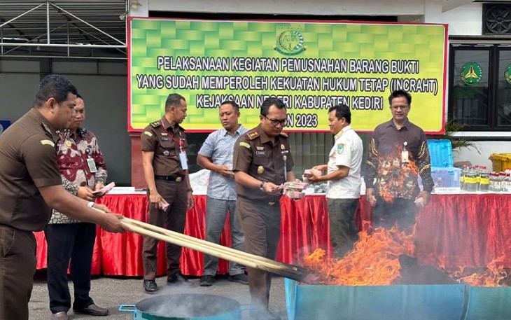 Kejari Kabupaten Kediri saat Musnahkan Barang Bukti Tahun 2023