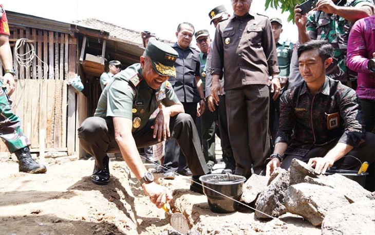 Pangdam IX/Udayana Mayjen TNI Harfendi, S.I.P., M.Sc., saat peletakan batu pertama Rehab Rumah Tidak Layak Huni di Buleleng