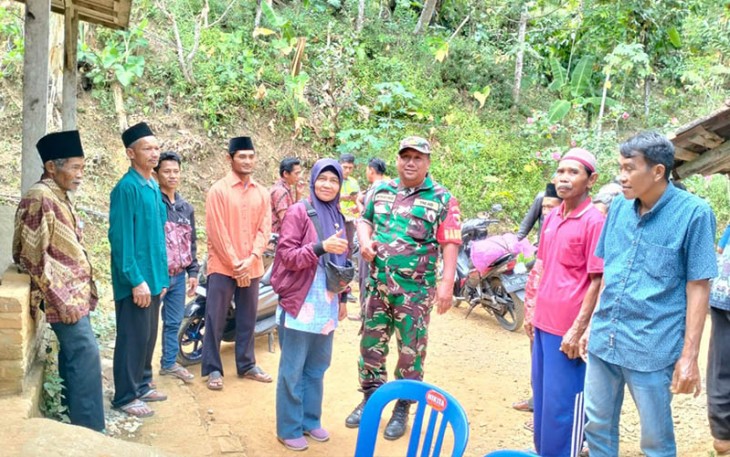 Babinsa Koramil 0801/04 Tegalombo saat Lakukan Komsos