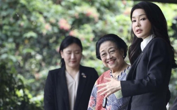 Prof. Dr (HC). Hj. Megawati Soekarnoputri saat menyambut kedatangan Ibu Negara Korea Selatan (Korsel) Kim Keon Hee di Istana Batu Tulis, Bogor, Kamis (7/9/2023).
