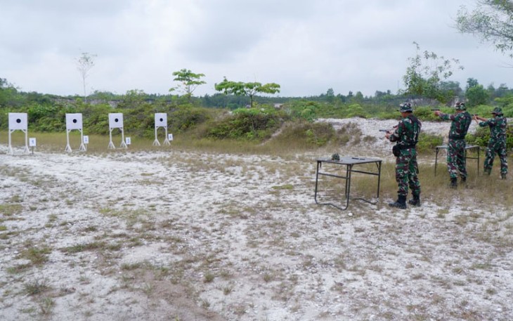 Anggota Korem 121/ABW Latihan Menembak Senjata Ringan