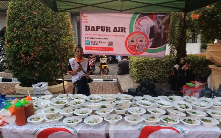Layani Penyintas Kebakaran, Dapur Air BSMI Jakarta Sediakan Minuman dan Bakso