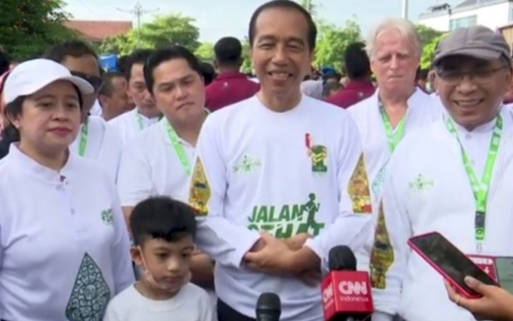 Presiden Jokowi bersama sejumlah tokoh dan pejabat negara mengikuti Jalan Sehat Menuju 1 Abad NU di Kota Solo, Minggu (22/1/2023).