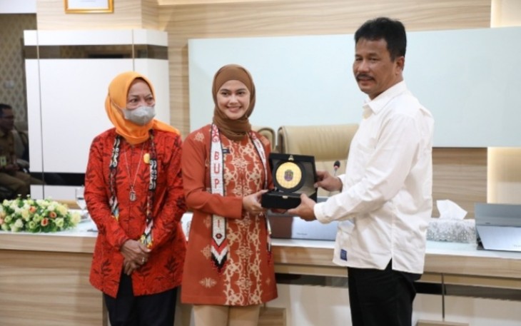 Muhammad Rudi saat menerima cindera mata dari Bupati Nunukan