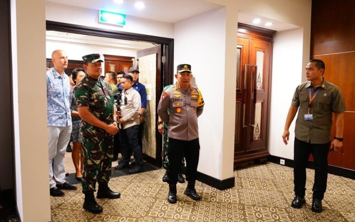 Panglima TNI Laksamana TNI Yudo Margono, S.E., M.M., didampingi Kapolri Jenderal Polisi Listyo Sigit Prabowo, M.Si., saat meninjau venue utama Konferensi Tingkat Tinggi (KTT) Archipelagic Island States Forum 2023
