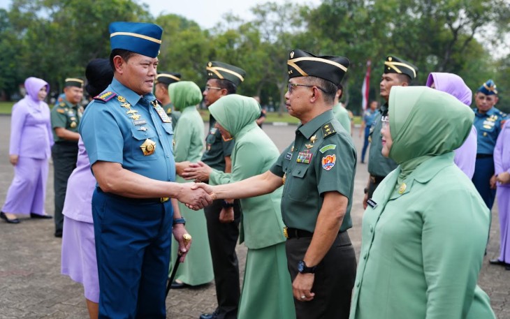 Panglima TNI Laksamana TNI Yudo Margono, S.E., M.M. saat memimpin laporan Korps kenaikan pangkat 53 Perwira Tinggi (Pati) TNI di Mabes TNI, Cilangkap, Jakarta Timur, Kamis (3/8/2023).