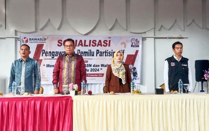 Plh. Sekretaris Daerah Yasri Uripsyah (dua dari kiri) mewakili Bupati saat membuka sosialisasi netralitas ASN di Emir Hotel Lubuk Sikaping, Minggu pagi (10/12). 