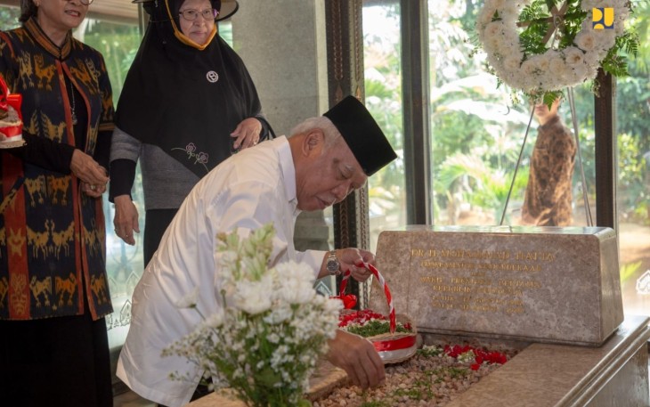 Menteri Basuki Hadimuljono saat ziarah dan tabur bunga ke makam Wakil Presiden Pertama Republik Indonesia, Mohammad Hatta atau Bung Hatta di Taman Pemakaman Umum (TPU) Tanah Kusir, Jakarta, Selasa (29/8/2023).