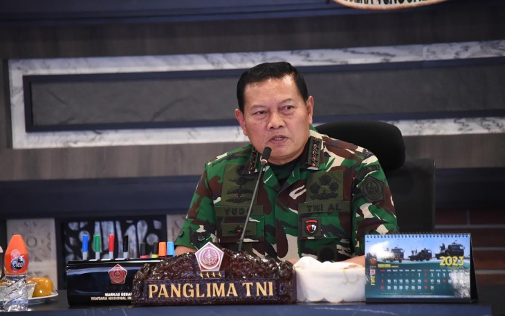 Panglima TNI Laksamana TNI Yudo Margono, S.E., M.M., saat menerima paparan akhir Pangkogabwilhan I Laksdya TNI Erwin S. Aldedharma, S.E., M.M., M.Sc., mengenai Pengamanan KTT ke-43 ASEAN SUMMIT Tahun 2023 di Mabes TNI, Jakarta Timur, Jumat (25/8/2023).