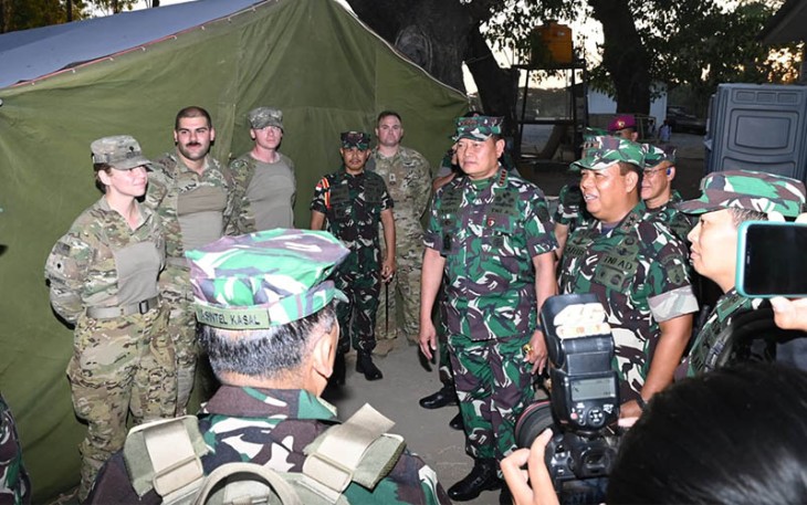 Panglima TNI Didampingi Pangdam V Brawijaya saat Tinjau Latihan Super Garuda Shield