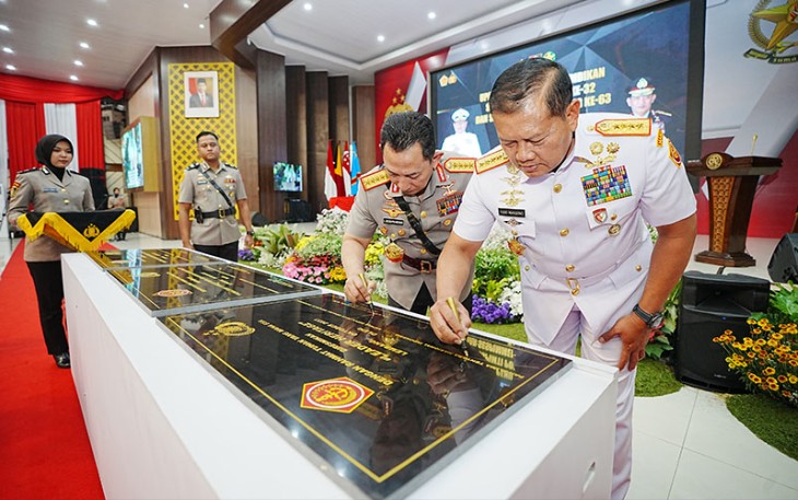 Panglima TNI dan Kapolri saat penandatanganan prasasti