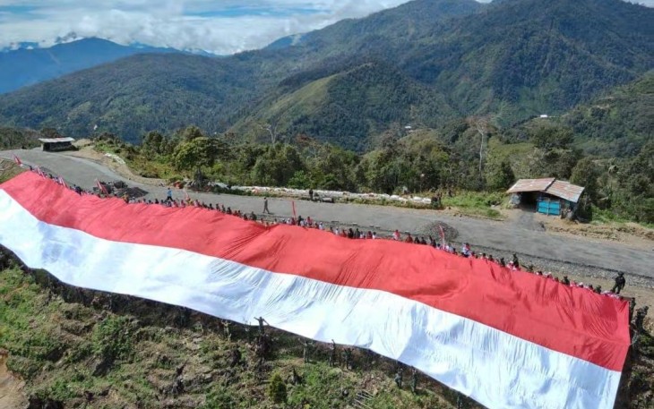 Pengibaran Bendera Merah Putih Raksasa (Giant Flag) bertempat di TK Kodim Persiapan Satgas YPR 330/TD, Distrik Sugapa, Kabupaten Intan Jaya, Provinsi Papua Tengah, Senin (14/8/2023).