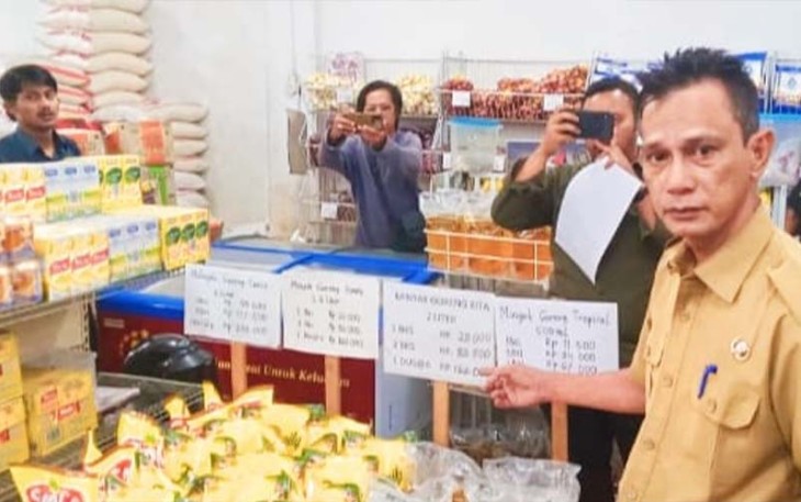 KadisKop, Usaha Mikro, Perindustrian dan Perdagangan, Sukri saat sidak, , Senin (13/03/2023).