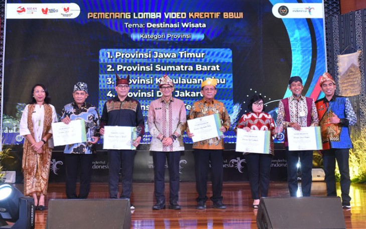 Gubernur Kepri Ansar Ahmad (empat dari kanan) pada Malam Puncak APPI 2023 yang berlangsung di Balairung Soesilo Soedarman, Gedung Sapta Pesona, Jakarta pada Selasa (17/07). 