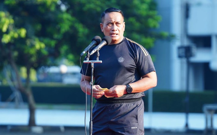 Irjen TNI Letjen TNI (Mar) Bambang Suswantono, S.H., M.H., M.Tr. saat memimpin apel luar biasa yang diikuti oleh para Asisten Panglima TNI, Kabalakpus TNI, Pejabat Mabes TNI dan ribuan Prajurit dan PNS TNI, bertempat di lapangan B3 Mabes TNI, Cilangkap, Jakarta Timur, Selasa (18/7/2023).