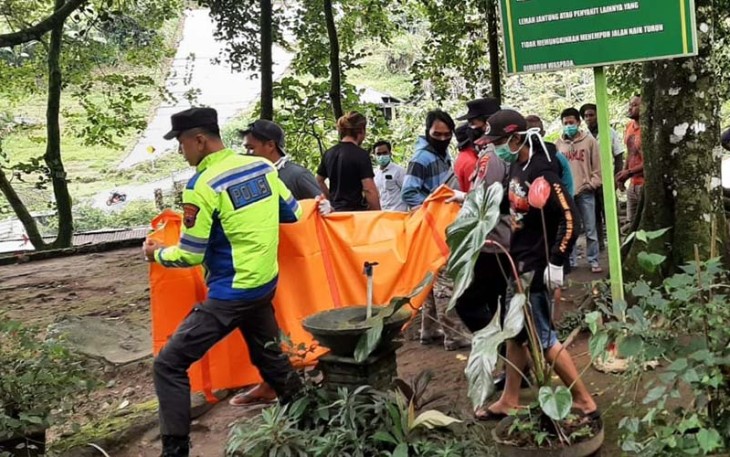 Petugas sedang membawa temuan potongan kaki manusia di obyek wisata Grojogan Sewu, Tawangmangu, Karanganyar. Kamis (23/2/2023).