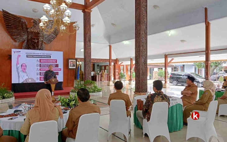 Bupati Blitar Rini Syarifah Didampingi Sekda Kabupaten Blitar Izul Marom Menyimak Sambutan Kepala LKPP RI Hendrar Prihadi di Pendopo Ronggo Hadinegoro. (Foto : Faisal NR / Klikwarta.com)