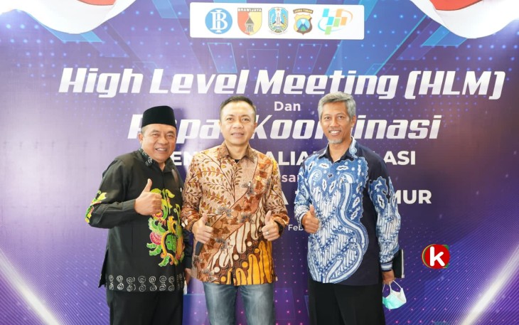 Wakil Bupati Blitar Rahmat Santoso (tengah) Didampingi Kepala Dinas Peternakan dan Perikanan Kabupaten Blitar Toha (kanan) dan Kepala Dinas Pertanian dan Pangan Kabupaten Blitar Wawan Saat Menghadiri High Level Meeting dan Rakor Pengendalian Inflasi bersama Forkopimda Jawa Timur di Surabaya, Senin (20/2/2023). (Foto: Faisal NR / Klikwarta.com)
