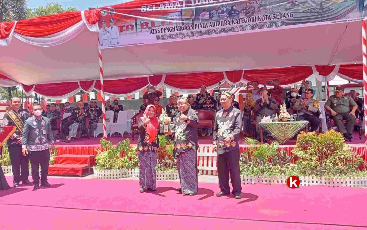 Walikota Blitar Santoso Terima Piala Adipura yang Diserahkan Kepala DLH Kota Blitar Yayuk. (Foto : Faisal NR / Klikwarta.com)