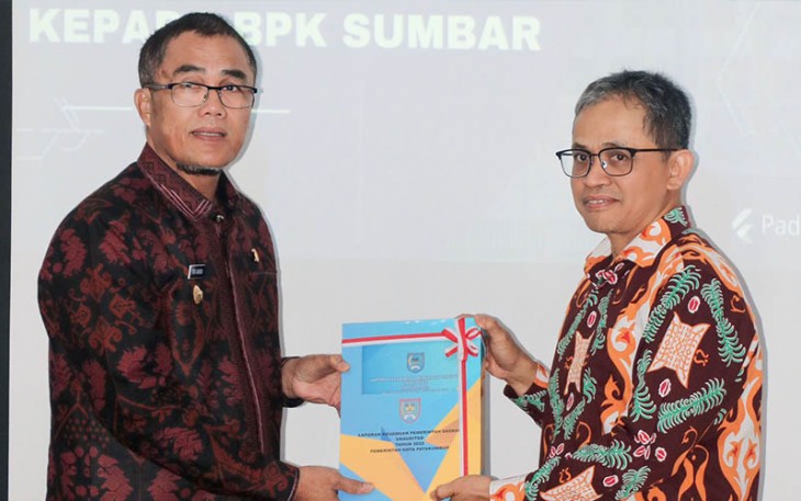 Pj. Wali Kota Payakumbuh Rida Ananda, menyerahkan LKPD 2022 kepada BPK RI Perwakilan Sumbar.