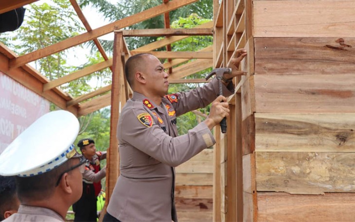 Kapolres Aceh Timur saat Pimpin Gotong Royong Bangun Rumah Warga Peureulak Barat