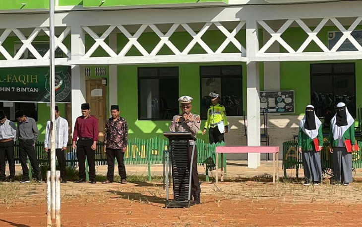 Police Go To School Satlantas Polres Bintan saat Jadi Pembina Upacara Bendera di Sekolah