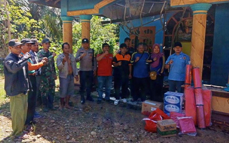 Anggota Polsek Ketahun saat Bantu Korban Kebakaran di Desa Melati Harjo 