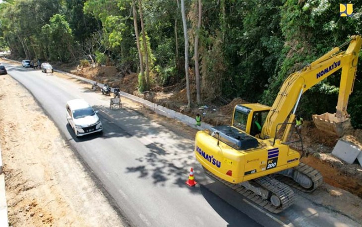 Pengerjaan proyek pembangunan infrastruktur jalan 