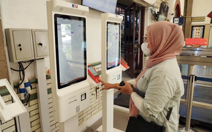 Salah seorang penumpang kereta api sedang memesan tiket kereta api untuk libur Natal dan Tahun Baru 2024. 